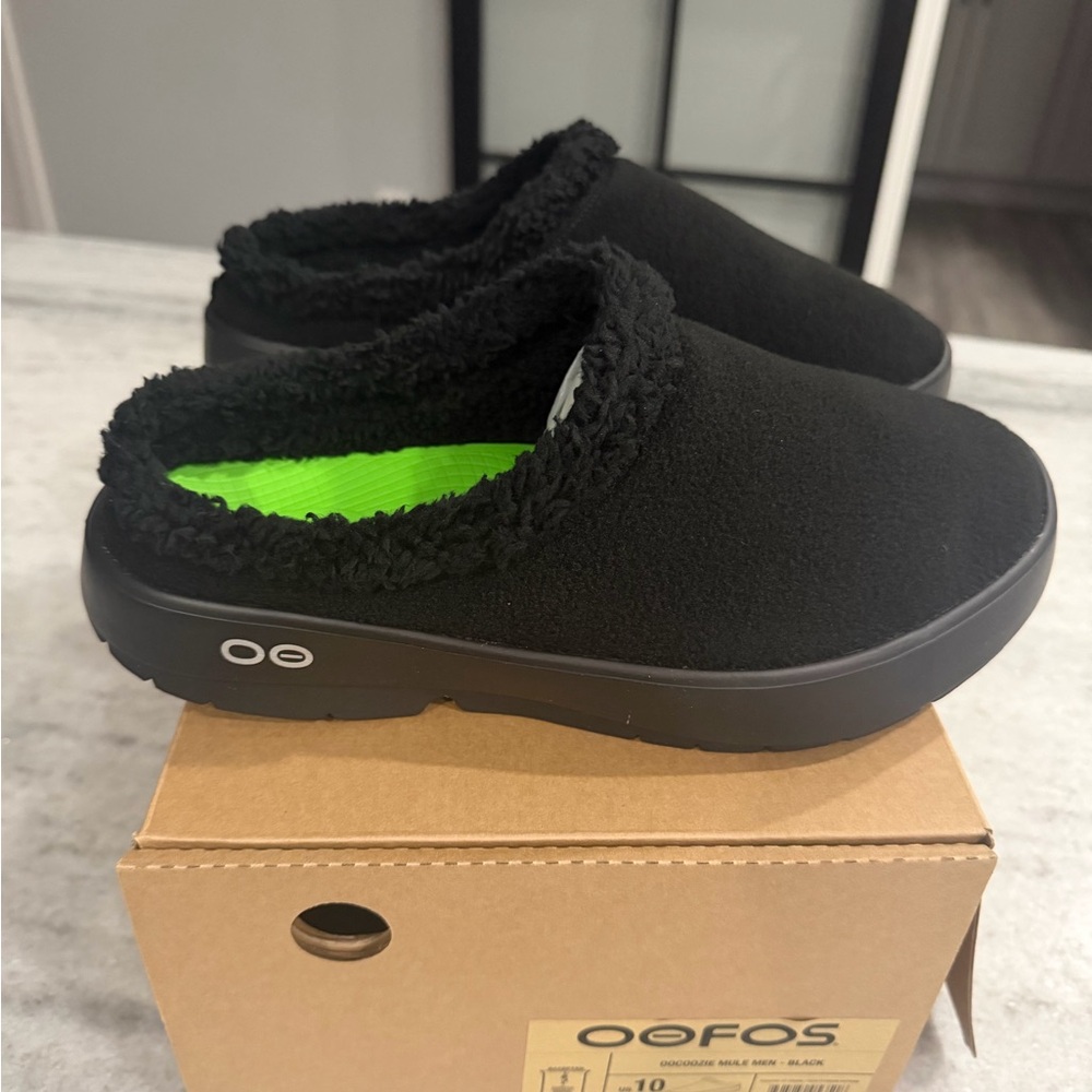 OOFOS Mens OOcoozie Mule Black Slippers with Green Insole